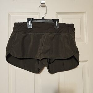 Lululemon 2.5" size 4 army green shorts